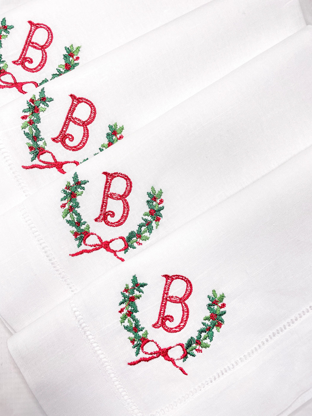 Linen/Cotton Blend Hemstitched Dinner Napkins - Christmas Wreath Single Initial